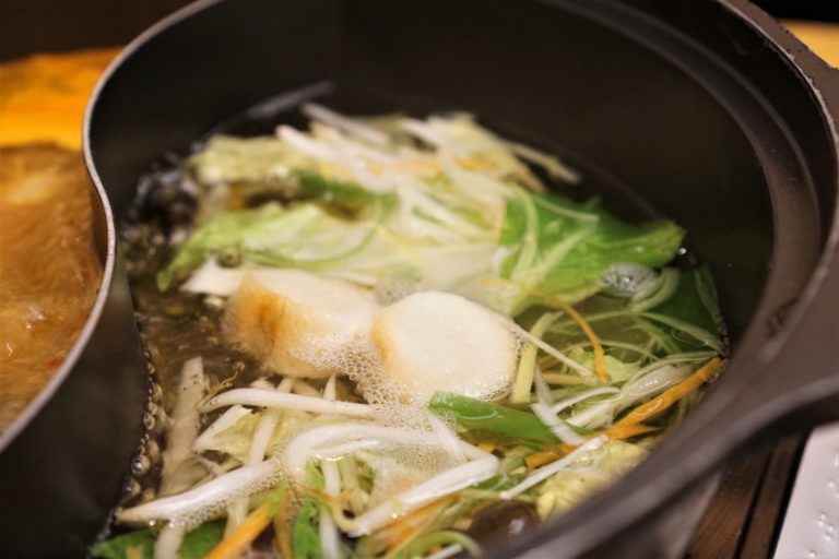 鍋用地頭鶏と盆地鶏のしゃぶしゃぶ