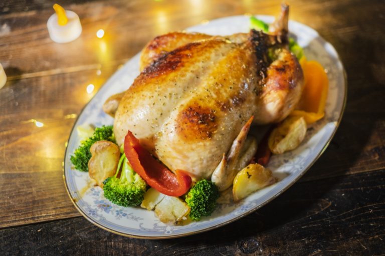 クリスマス用の丸鶏のローストチキン